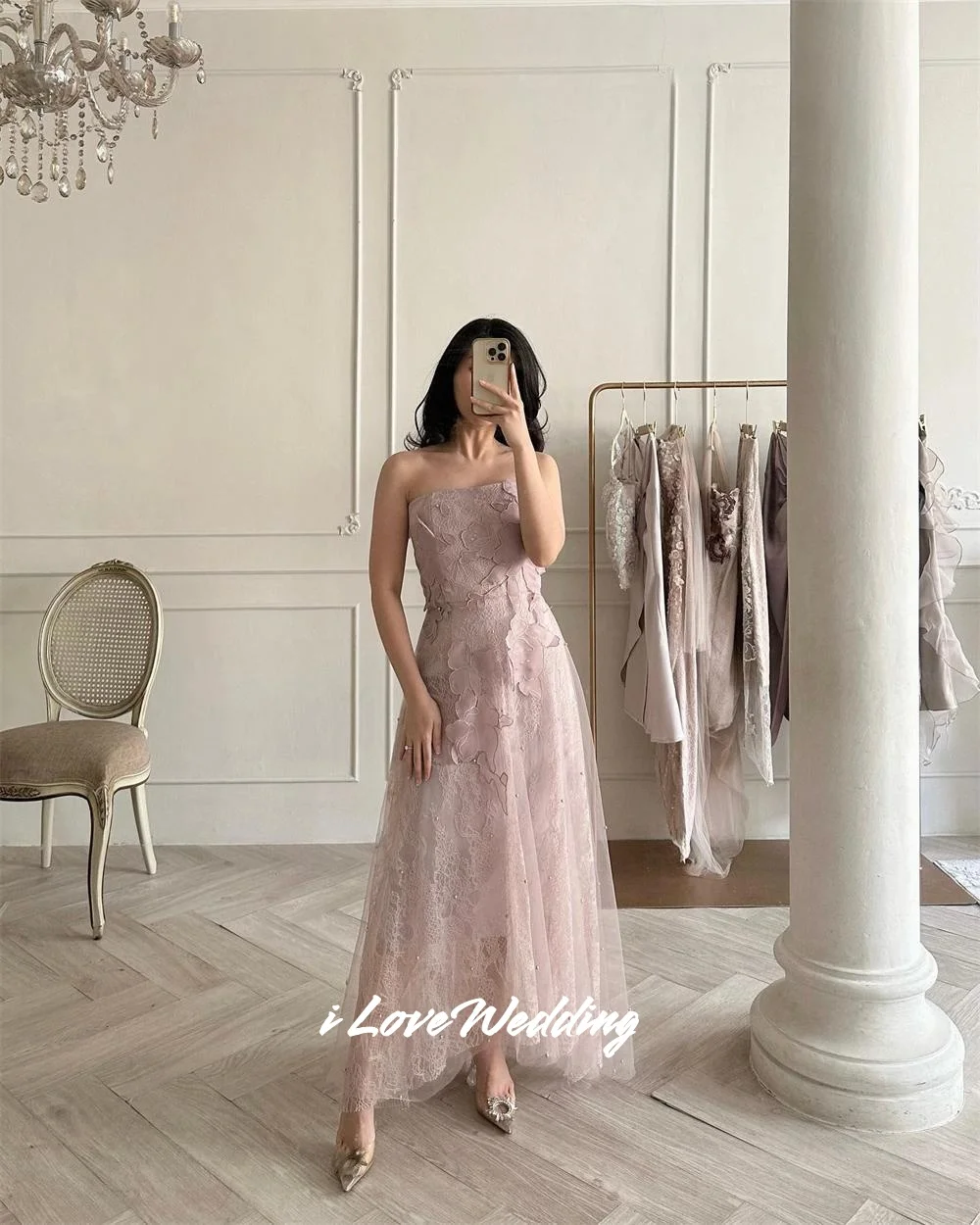 ชุดราตรีสีม่วงแบบสายเดี่ยวประดับลูกไม้ทรงเอไลน์ผ้าทูลล์แขนกุดสำหรับงานแต่งงานและงานเลี้ยง ความยาวระดับข้อเท้า จับจีบ สามารถสั่งตัดได้