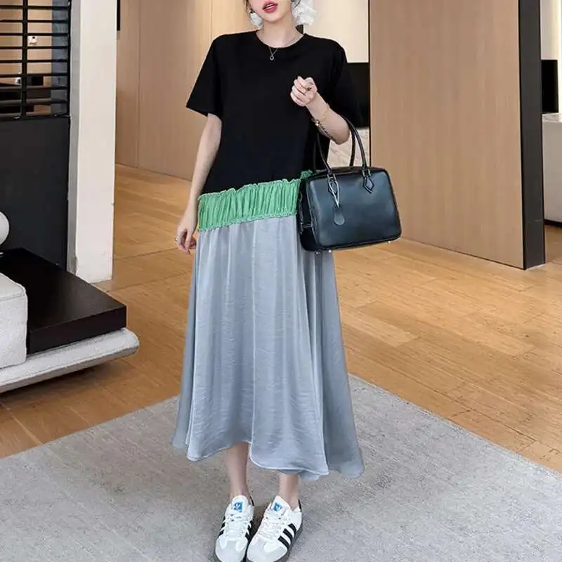 Letnia Sukienka z Temperamentem, Elegancka, z Octanu, Satynowa, Gładka, w Stylu Color Block, z Krótkim Rękawem, z Naszywkami i Falbanami.