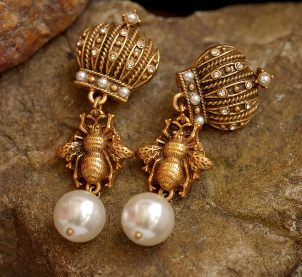 

Embossed classical and high-end, niche vintage earrings with a refined and elegant style
