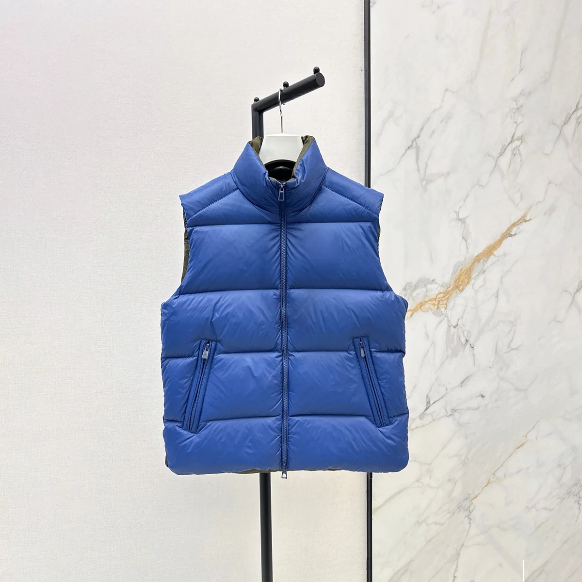 2026 Women  WhiteDown Vest, Stand Collar Quilted Puffer Gilet, Contrast Lining26102174