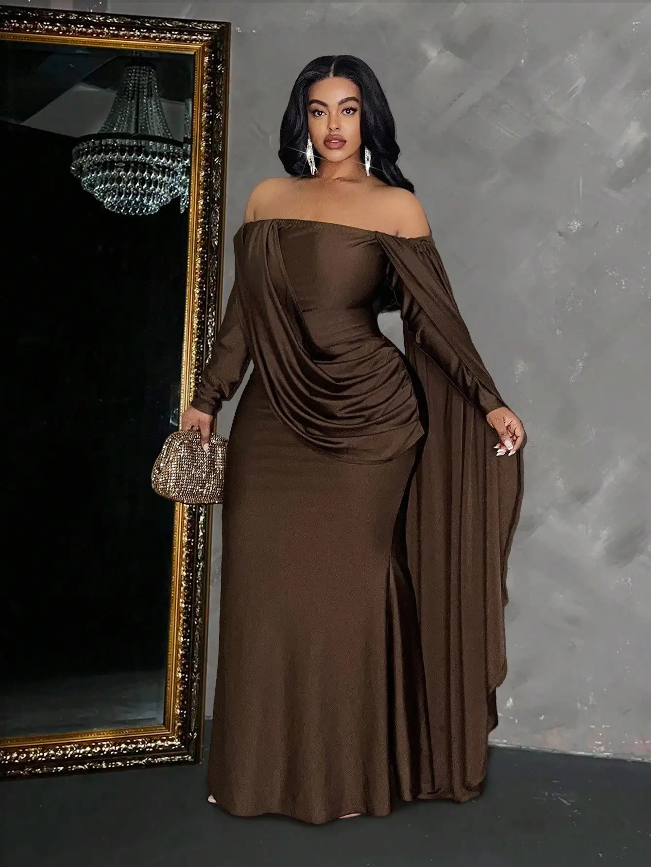 

Элегантное платье больших размеров с открытыми плечами, длинными рукавами и драпировкой