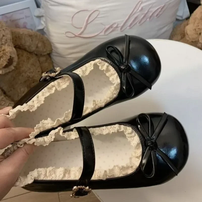 القوس عقدة الأحذية الكورية لينة جولة تو الأحذية النسائية فراشة 2025 فستان ممرضة مريحة شقة فراشة عقدة الأزهار أحذية Wom