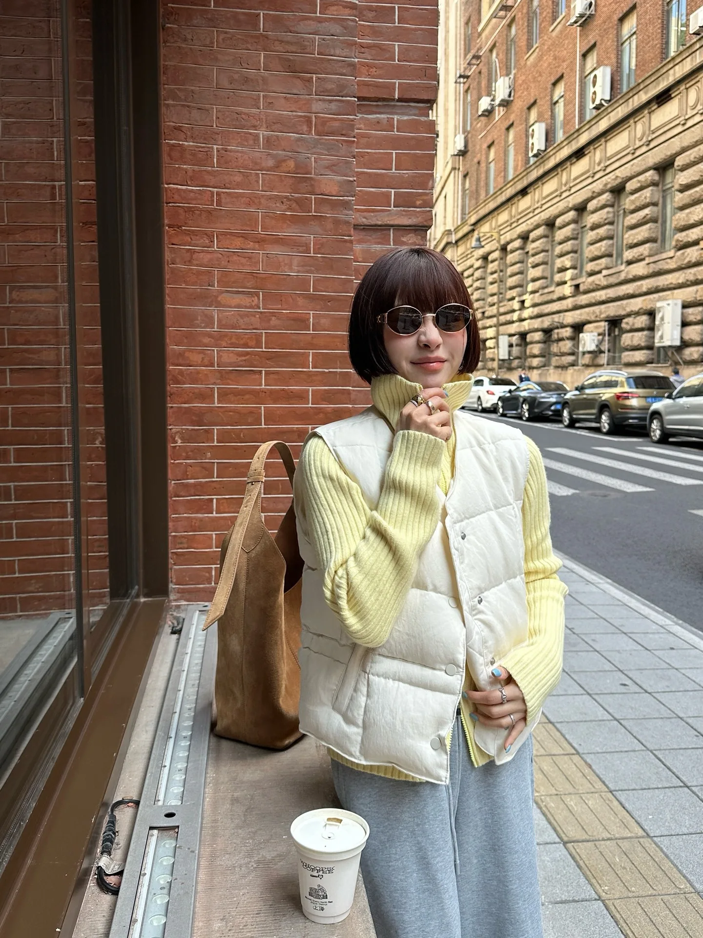 

Удобный, универсальный, базовый пуховый жилет для ношения под одеждой, теплый, практичный, модный женский жилет от Monkey Studio – находка для ценителей.