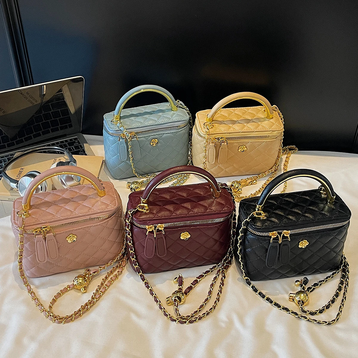 

Женская роскошная сумка на плечо со стеганым металлическим цветочным акцентом и бриллиантами, большая вместительная сумка на молнии с регулируемым ремешком, повседневная дорожная деловая сумка