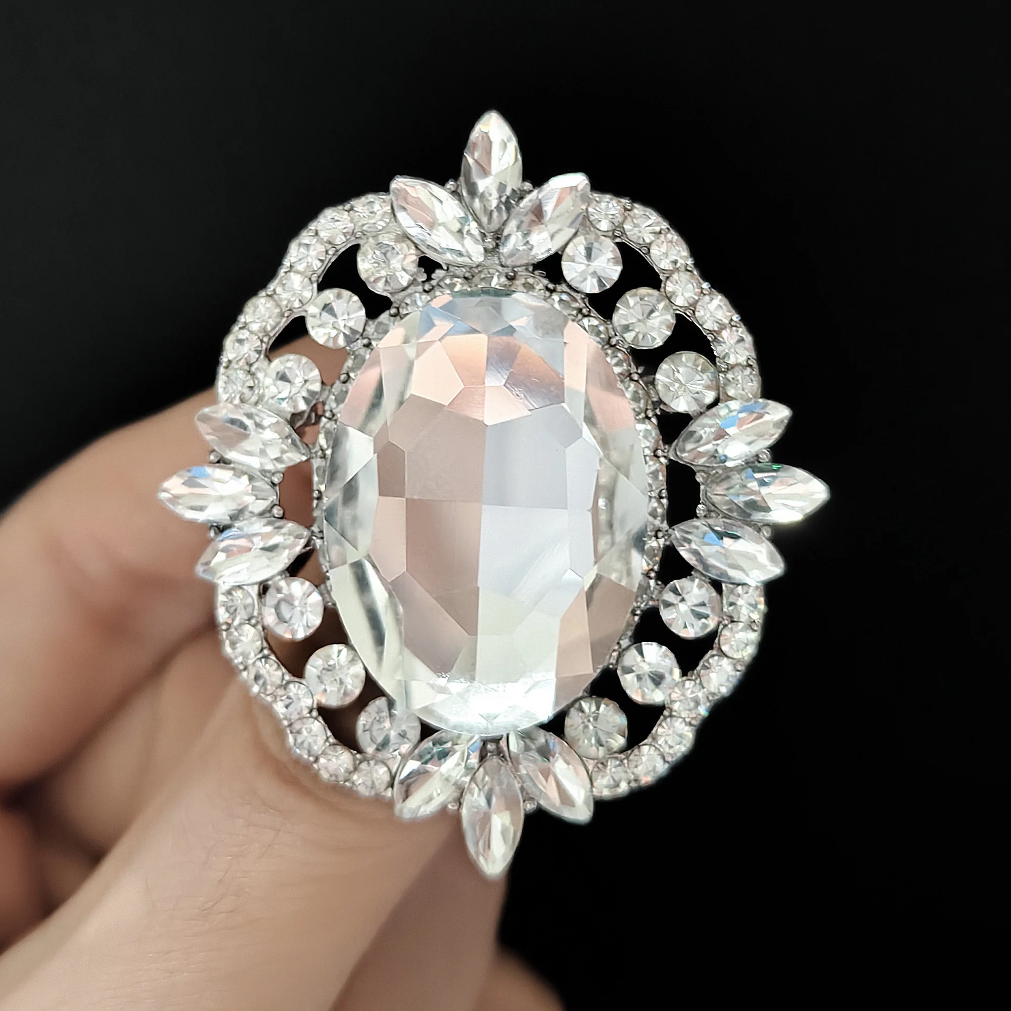 Luxury Crystal Glass Brooches for Women Rhinestone Teardrop Pins Keychain Event Party New Gifts Jewelry Decoration Accessories