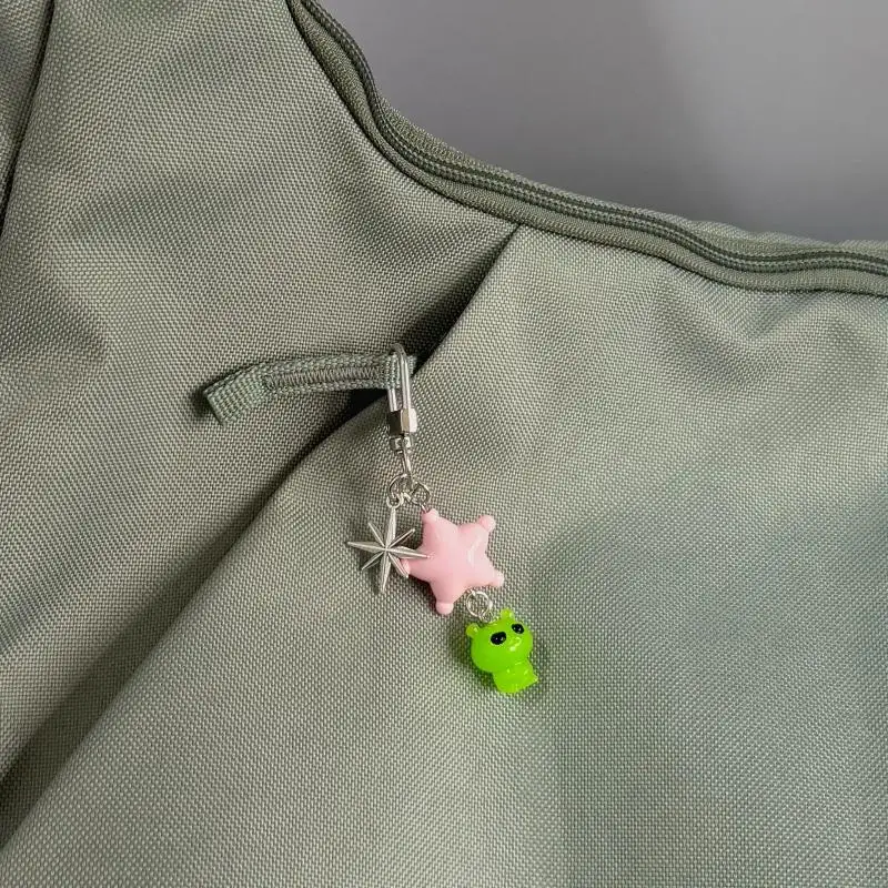 Niedlicher Alien-Schlüsselanhänger mit großen Augen, Anhänger für Kopfhörer-Taschen, Taschenanhänger, Anhänger für Rucksäcke und Handtaschen, Partygeschenk, kreativer kleiner Anhänger – Detail 9