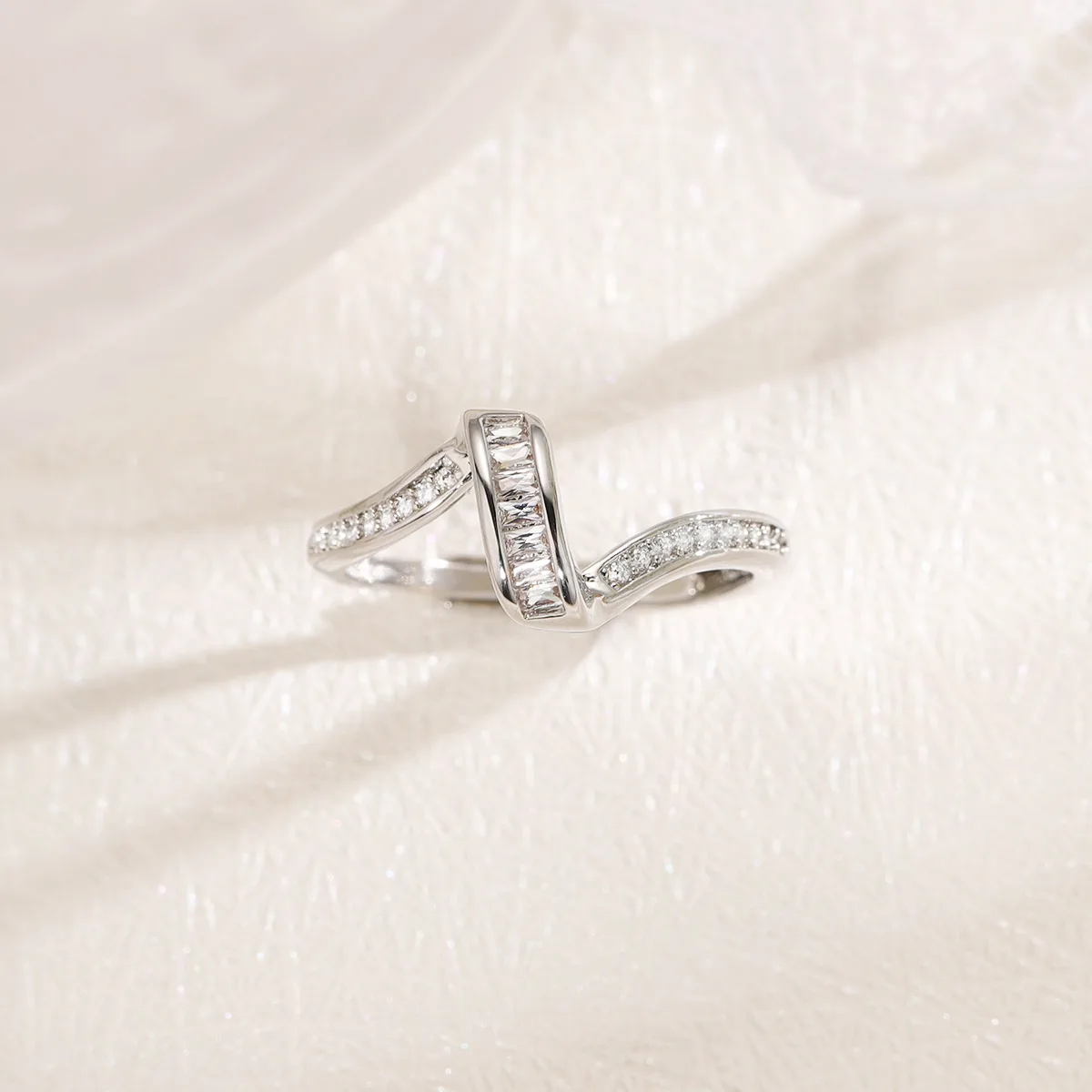 Geometric Full Diamond Mobius Ring Creative Geometric Irregular Lines Wave Ring Zircon Fashion Jewelry Engagement Rings Women