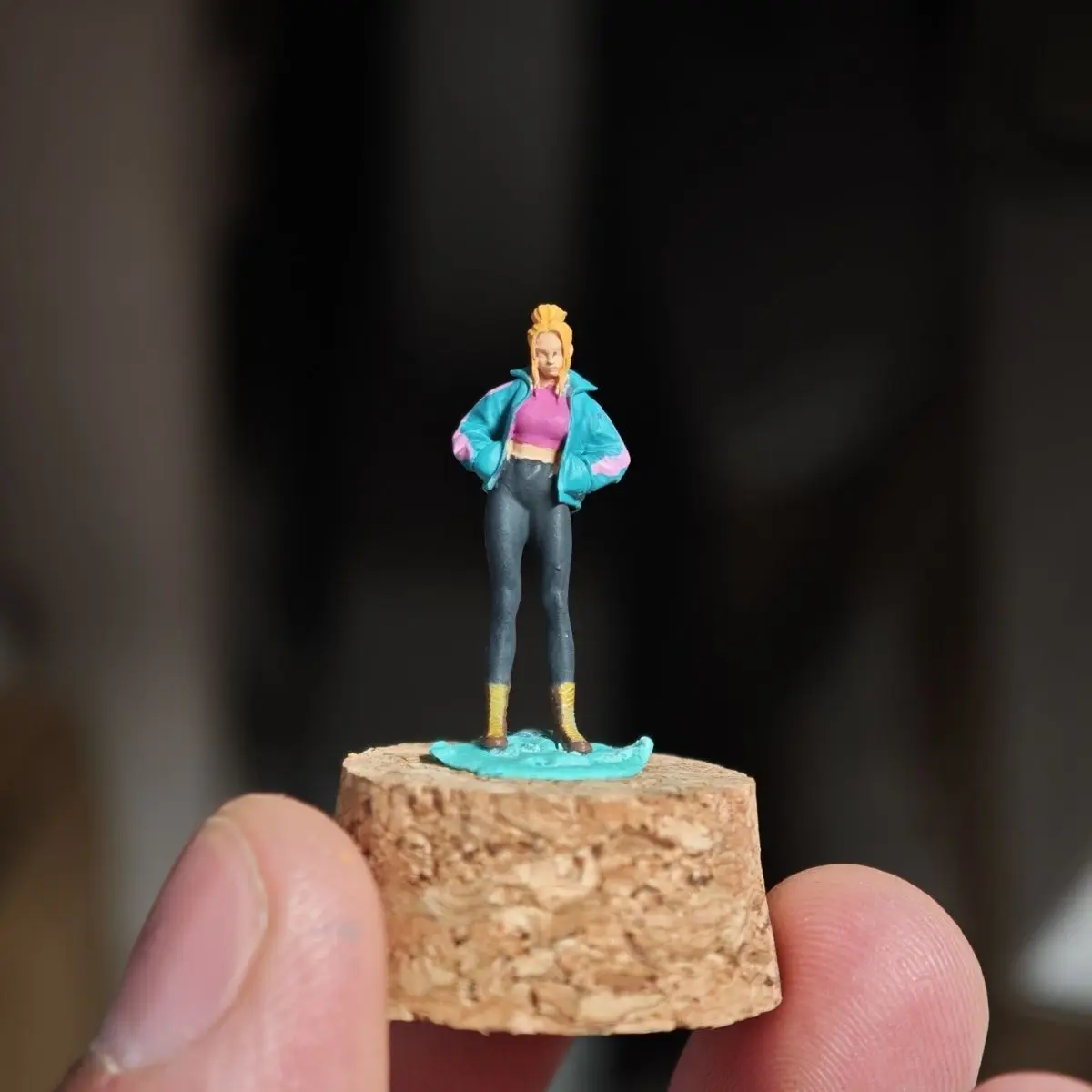 1/64 تمثال صغير يمكنك صنعه بنفسك سترة راتينج مرسومة يدويًا نموذج فتاة مشهد السيارة ديوراما