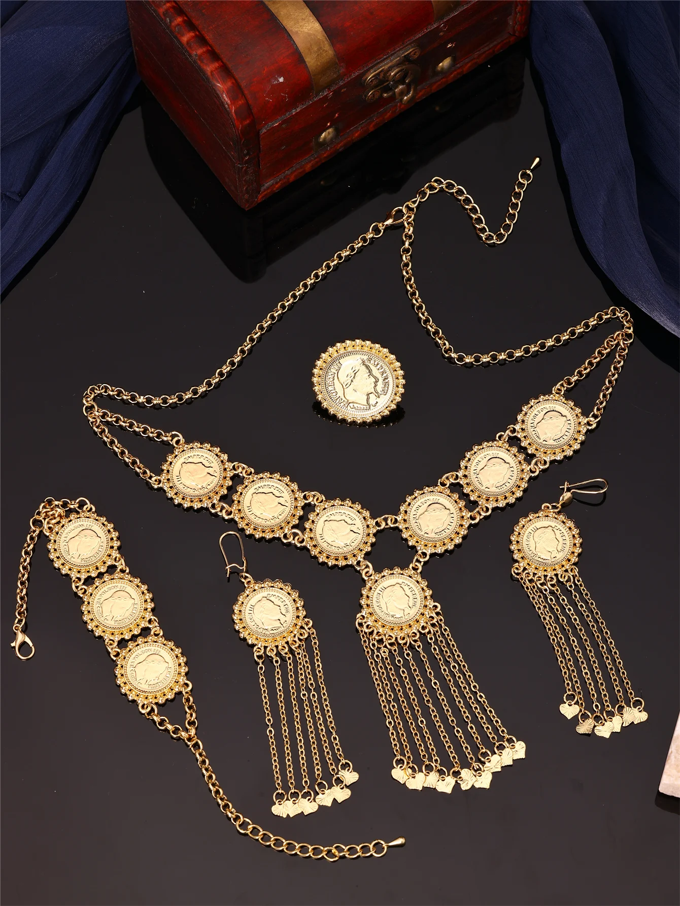 

1 комплект винтажных элегантных женских украшений: ожерелье, серьги, браслет и кольцо, с гравировкой портрета Наполеона в форме цветка и подвеской-кисточкой в форме сердца, подходит для женщин для ношения на свадьбах, банкетах и фестивалях.