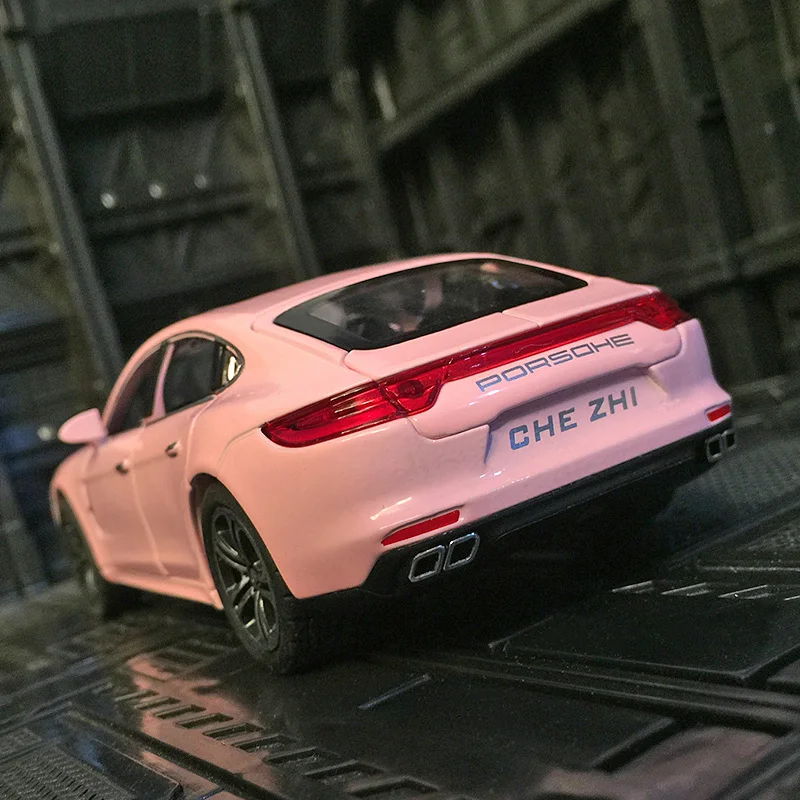 

Модель Porsche Panamera из сплава металла в масштабе 1:32, двери и капот открываются, багажник можно открывать, есть звуковые и световые эффекты.