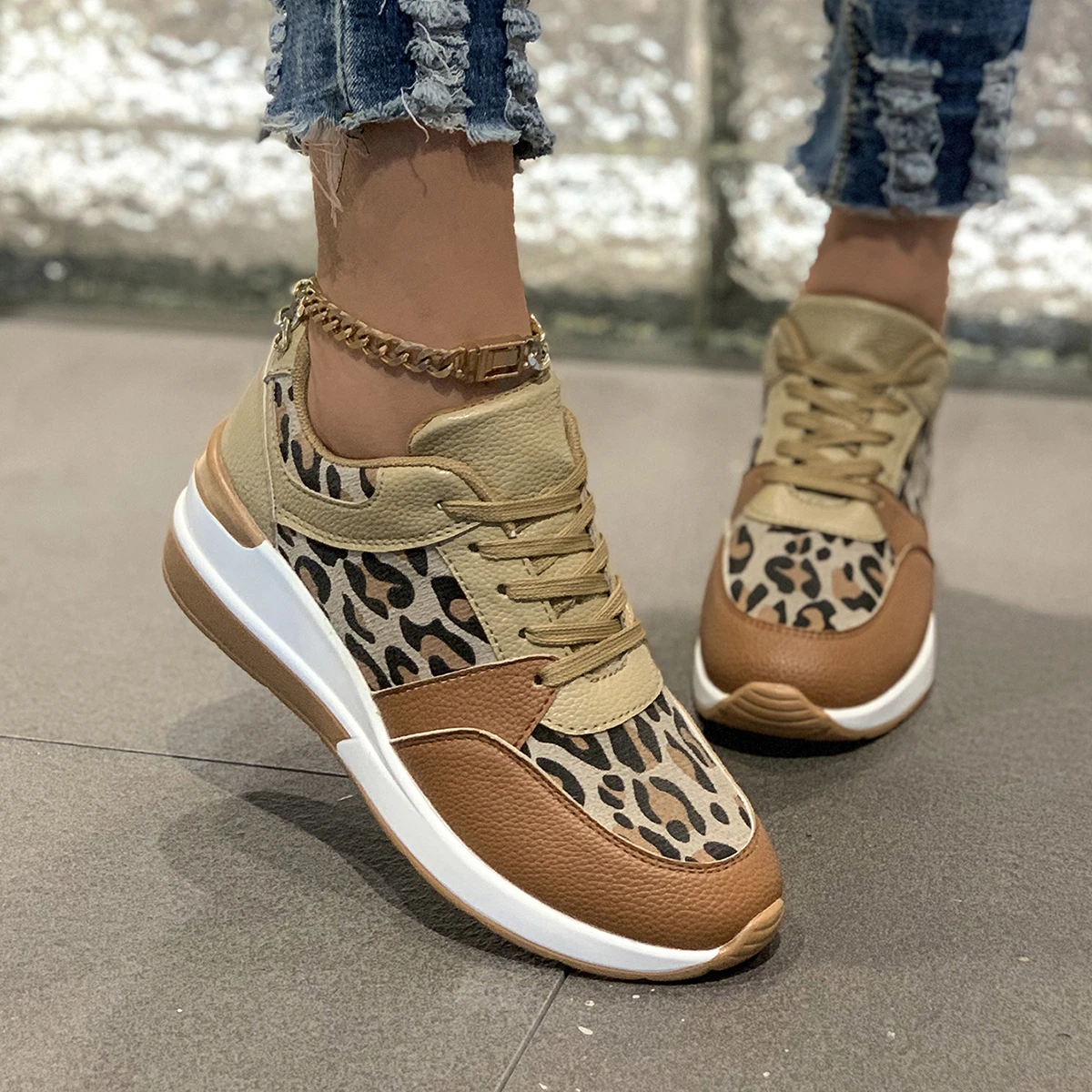 Sneakers da donna 2024 primavera autunno moda leggera Casual scarpe firmate poco profonde mocassini da esterno scarpe Sneakers Plus Size