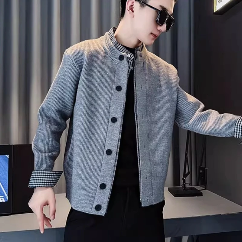 เสื้อสเวตเตอร์คาร์ดิแกนผู้ชายแบบสองชิ้นปลอมสำหรับฤดูใบไม้ร่วงและฤดูหนาว เสื้อถักคอตั้ง กระดุมแถวเดียว สไตล์ลำลองและธุรกิจ