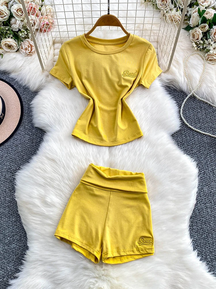 

Простая однотонная футболка с короткими рукавами и вышивкой букв, универсальные шорты с подтяжкой бедер, комплект из двух предметов, женский повседневный комплект