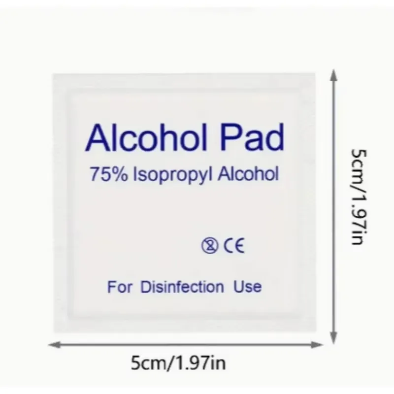 مسحة كحول 75% يمكن التخلص منها لتطهير الجروح، لوازم صندوق الإسعافات الأولية الأساسية لتحضير الكوارث المنزلية.