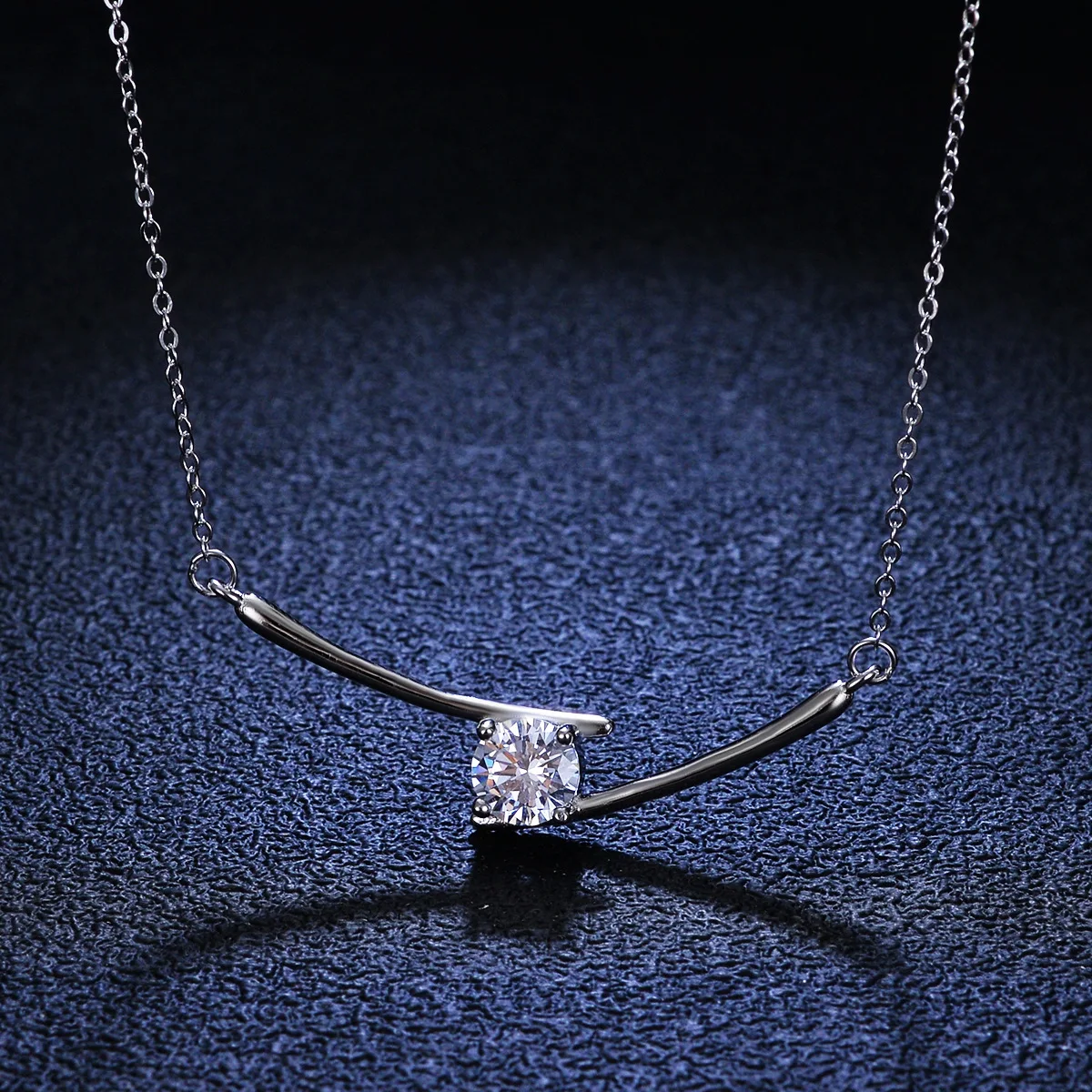 18K Gold Pendant, 1-carat Mozambique Diamond Necklace, Women's Fashion Cross Lightning Pendant, Platinum PT950 Collarbone Chain