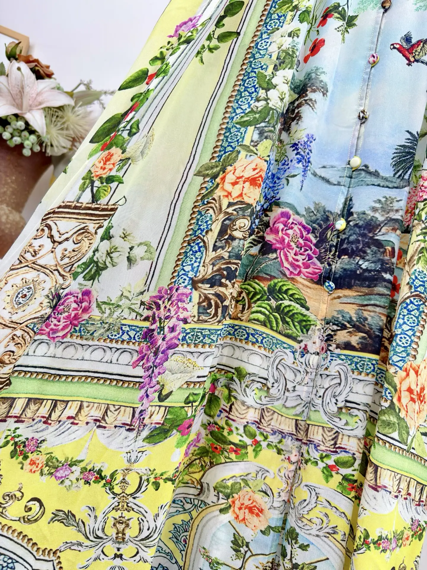 ชุดเดรสยาวผ้าไหมแท้ 100% สำหรับวันหยุด แบบเปิดหลัง สีเหลือง สายเดี่ยว ประดับคริสตัล ลายดอกไม้ คอวี แขนกุด เอวสูง