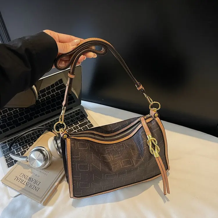 

Новая высококачественная сумка-багет с буквенным принтом, нишевый дизайн, модная, для повседневного использования, портативная, маленькая квадратная сумка 2026 года