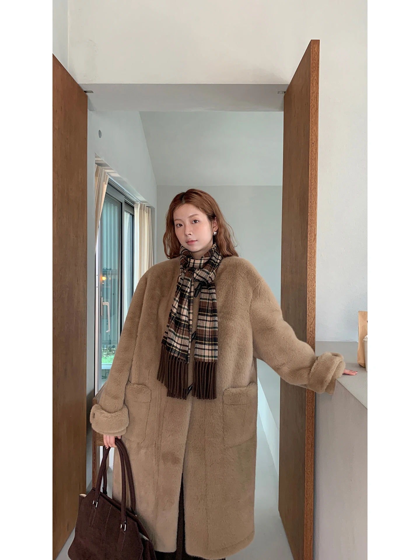 وشاح نسائي أحمر بأسلوب المشاهير، موديل 2025 الجديد لفصل الشتاء، اتجاه كوري أنيق، وشاح متعدد الاستخدامات بنمط مربعات بلون الكر...