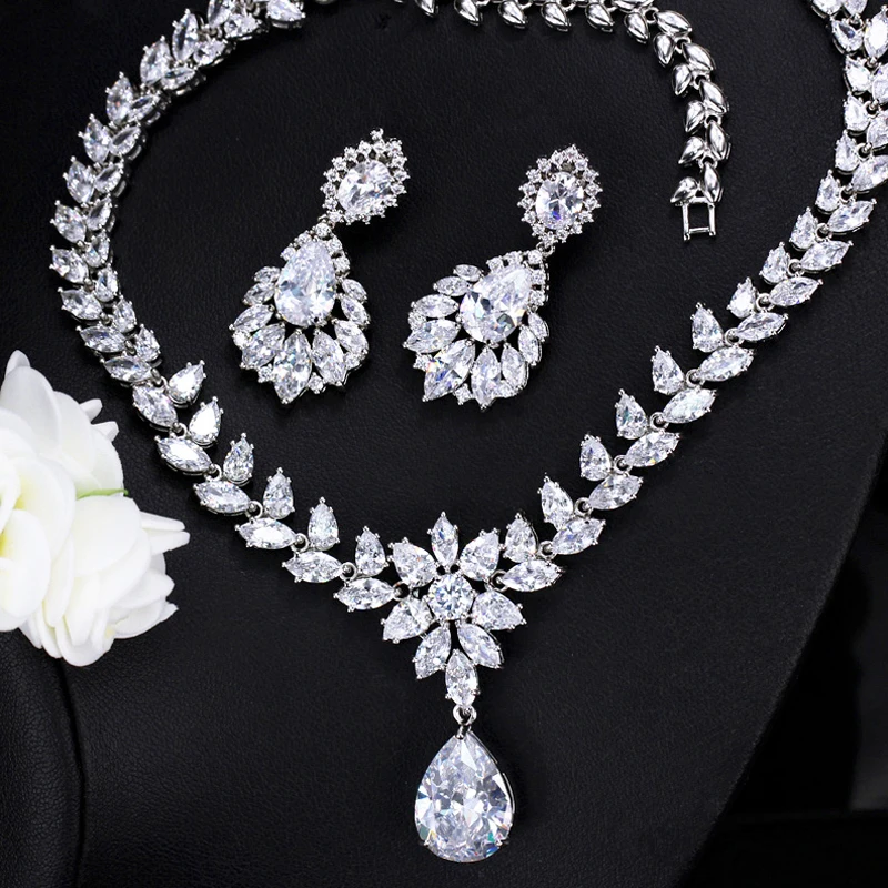 

ThreeGraces Sparkly White Cubic Zirconia Bridal Wedding Party Jewelry Set for Women Fashion Earrings Necklace Accessory T1009