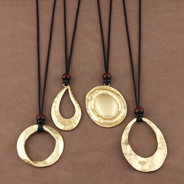 Collar geométrico asimétrico en oro mate con cordón de cera