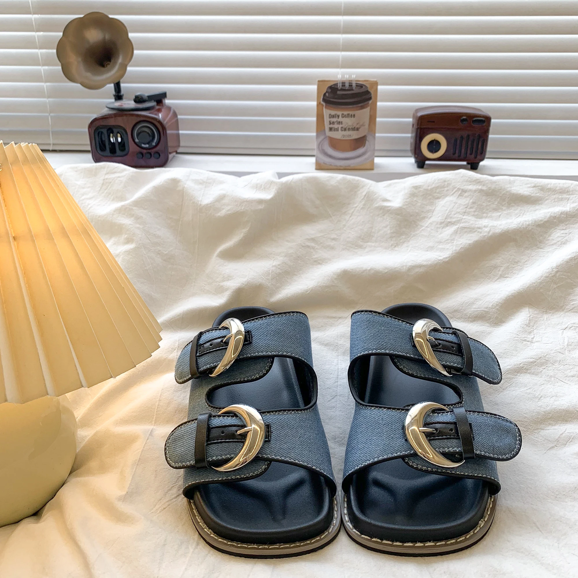 

Черные сандалии на плоской подошве из мягкой кожи из искусственной кожи, женские модные шлепанцы с металлической пряжкой, летние легкие нескользящие пляжные туфли Sandalias De Mujer