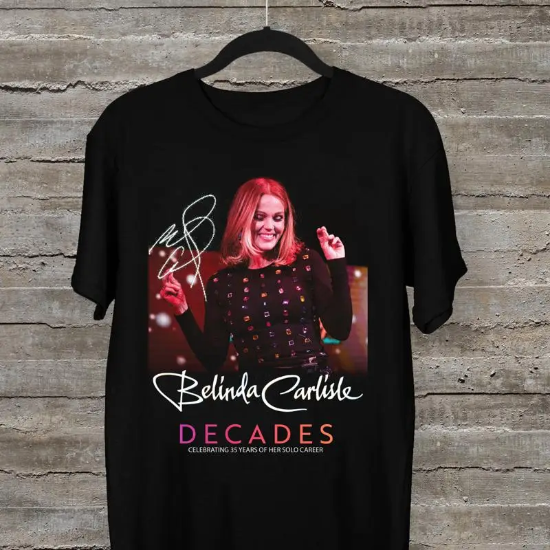 تي شيرت Belinda Carlisle 'Decades' Tour 2023 باللون الأسود بجميع المقاسات من القطن