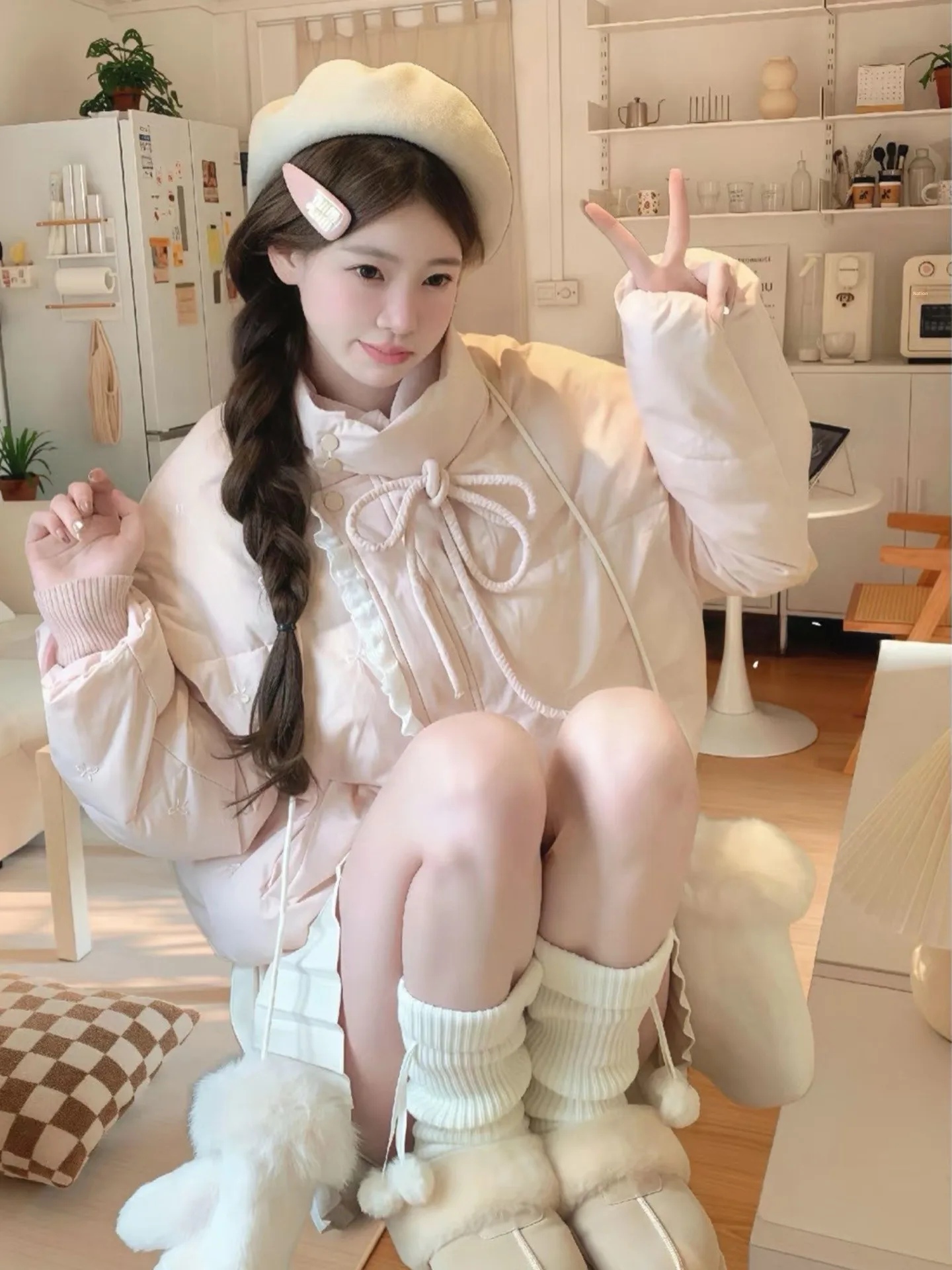 Różowy płaszcz zimowy damski z kapturem, nowy model 2025, wiązany, mały, słodki, w stylu japońskim, idealny dla studentek, odzież wierzchnia na zimę.