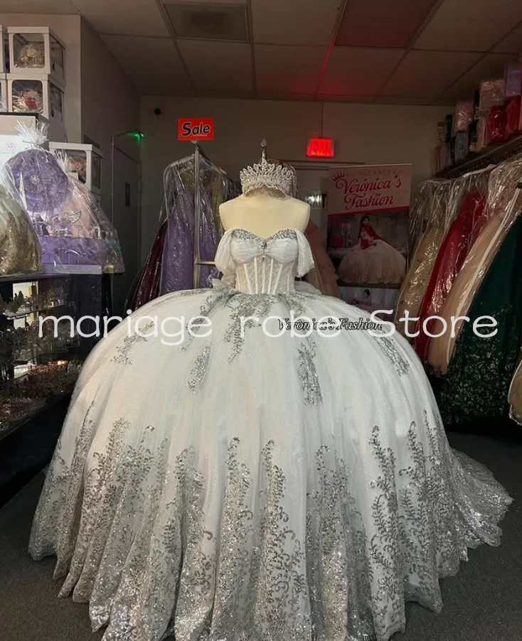 Серебристо-белые блестящие платья Quinceanera с блестящими кристаллами и корсетом с открытыми плечами на шнуровке, платья de xv años