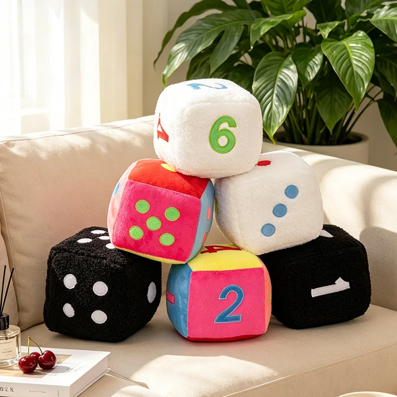 12/24cm Mehrfarbiger Simulations-Würfel Plüschtier mit Zahlenpunkten Weiches Kuschelkissen Schlafkissen Niedliche Sofadekoration Geschenk für Jungen und Mädchen
