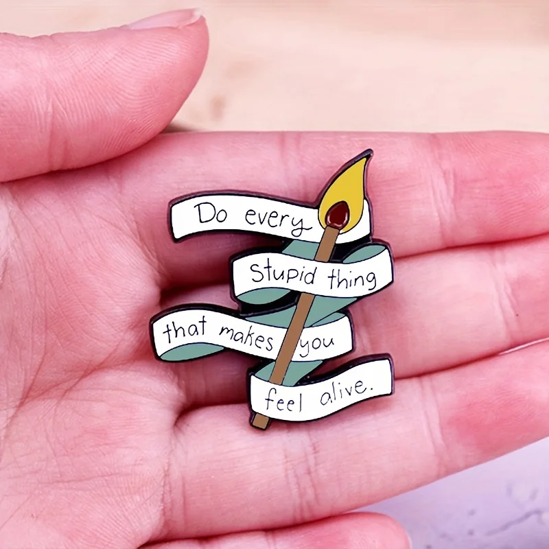 «Делайте все глупые вещи, которые помогут вам почувствовать себя живым». Забавная брошь с изображением знаменитой цитаты