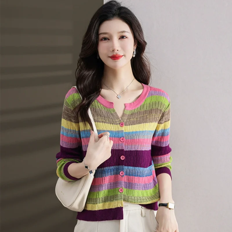 가을 신상 여성복 디자인은 속이 빈 V넥과 레인보우 컬러 패치워크 스트라이프가 돋보이는 긴팔 스웨터입니다.