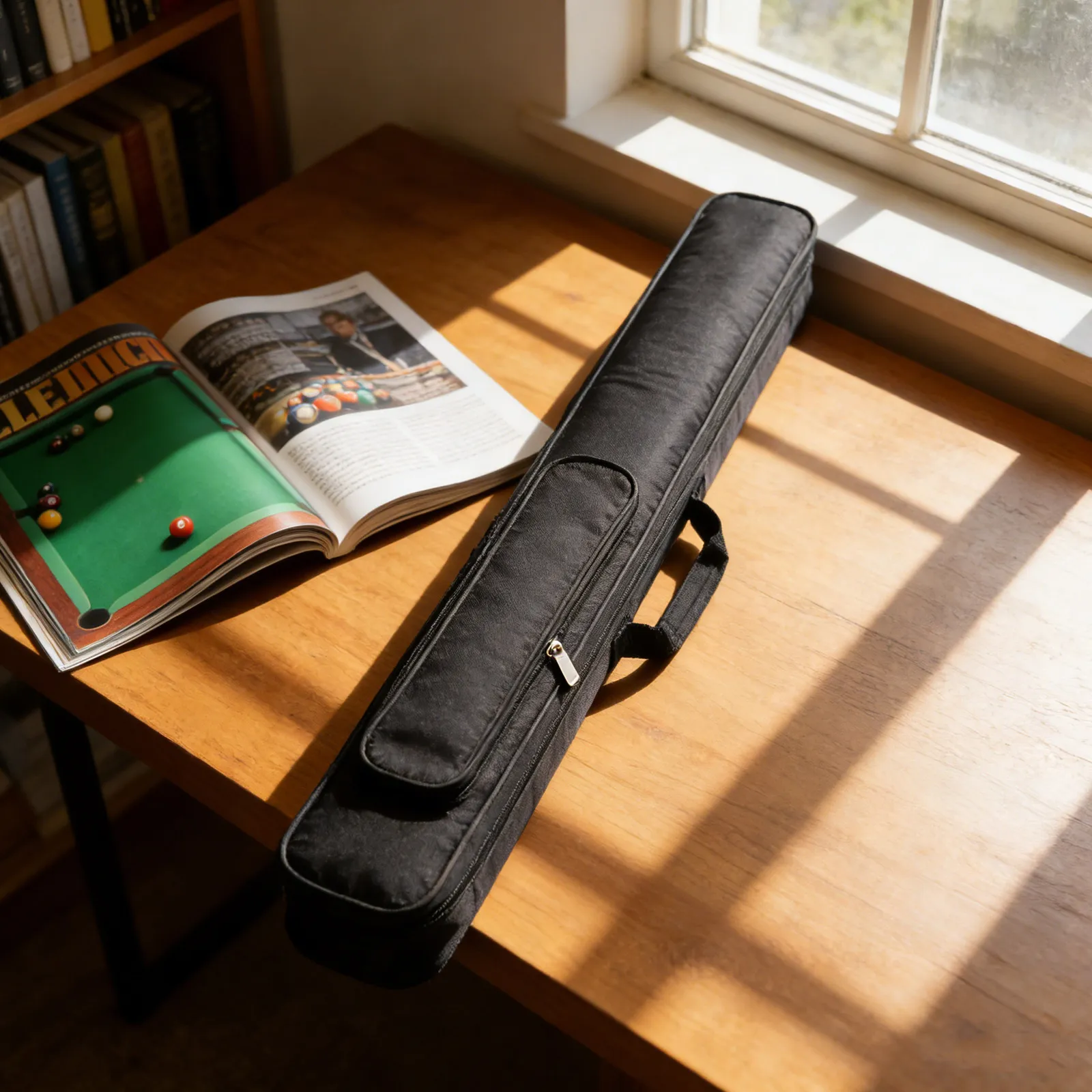 

Сумка для одного кия из оксфордской ткани с мягкой подкладкой, внутренним слоем из хлопка высокой плотности, амортизирующим водонепроницаемым внешним покрытием и несколькими отделениями.