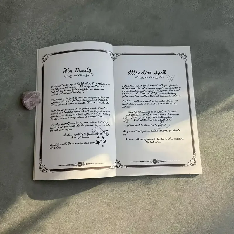 Antikes Zauberbuch mit aufwendigem goldenem Schmetterlingsumschlag und mystischen Symbolen – Old Witch Spells Book für Wicca – Detail 5