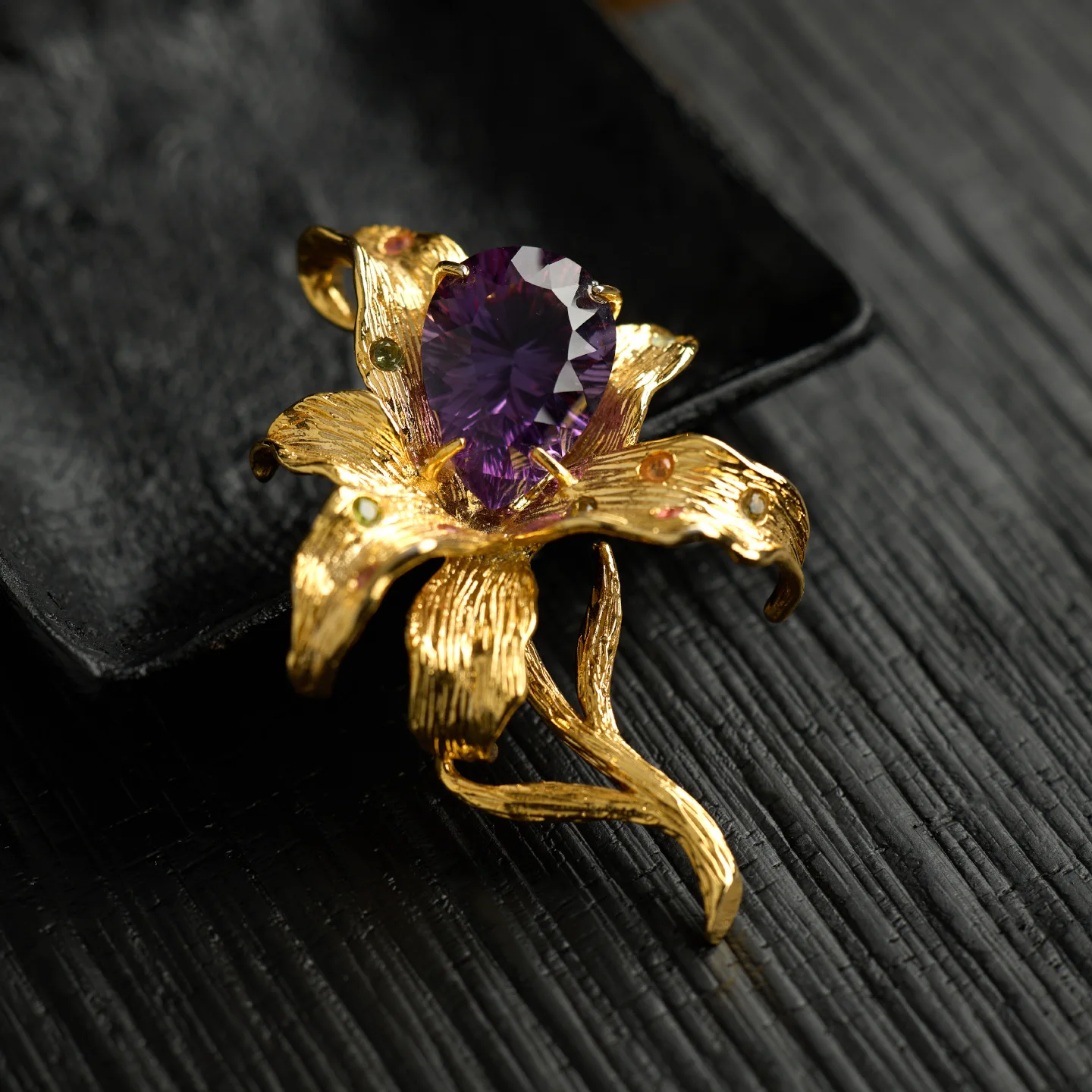 

Брошь в виде цветка лилии, аметист, серебро 925 пробы, дизайнерская элегантная брошь-цветок, подарок