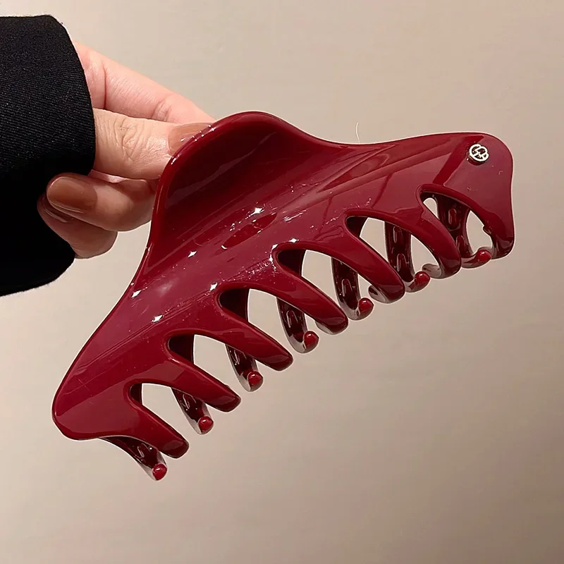 

2025 New Arrival Ultra Large Capacity Strong Grip Luxury Shark Clip Ins-style Alphabet Design Party/Wedding Accessory