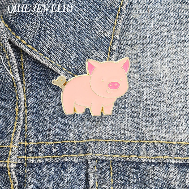 Cartoon Cute Pink Pig Enamel Pin Chic Kawaii Curly Tail Pig Metal Brooch Backpack Lapel Badge Fashion Jewelry Gift for Friends