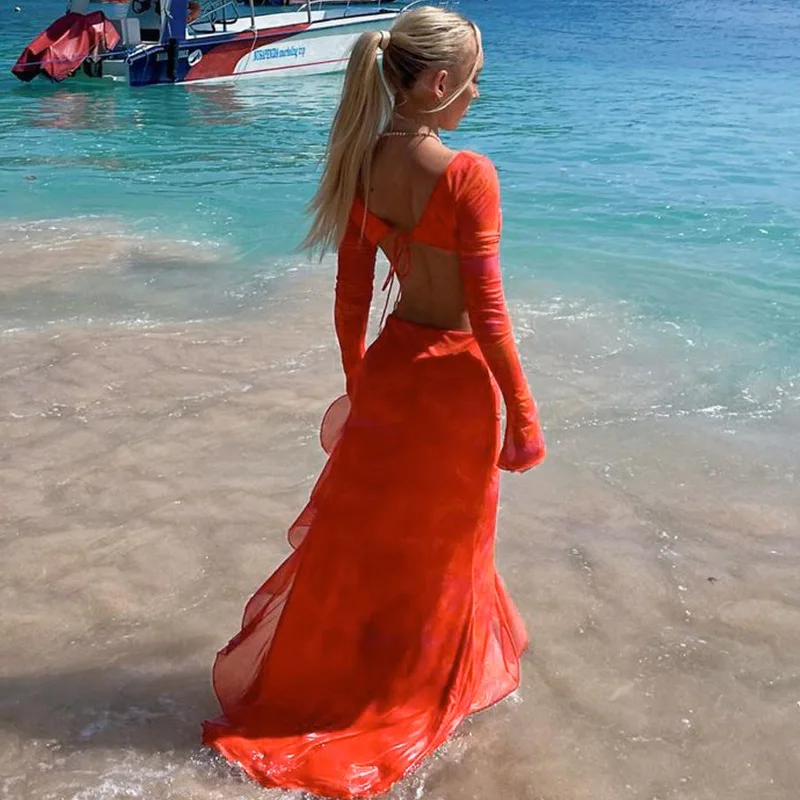 Gaun seksi dengan kerah V, depan terbuka, lengan panjang, dan belahan tinggi