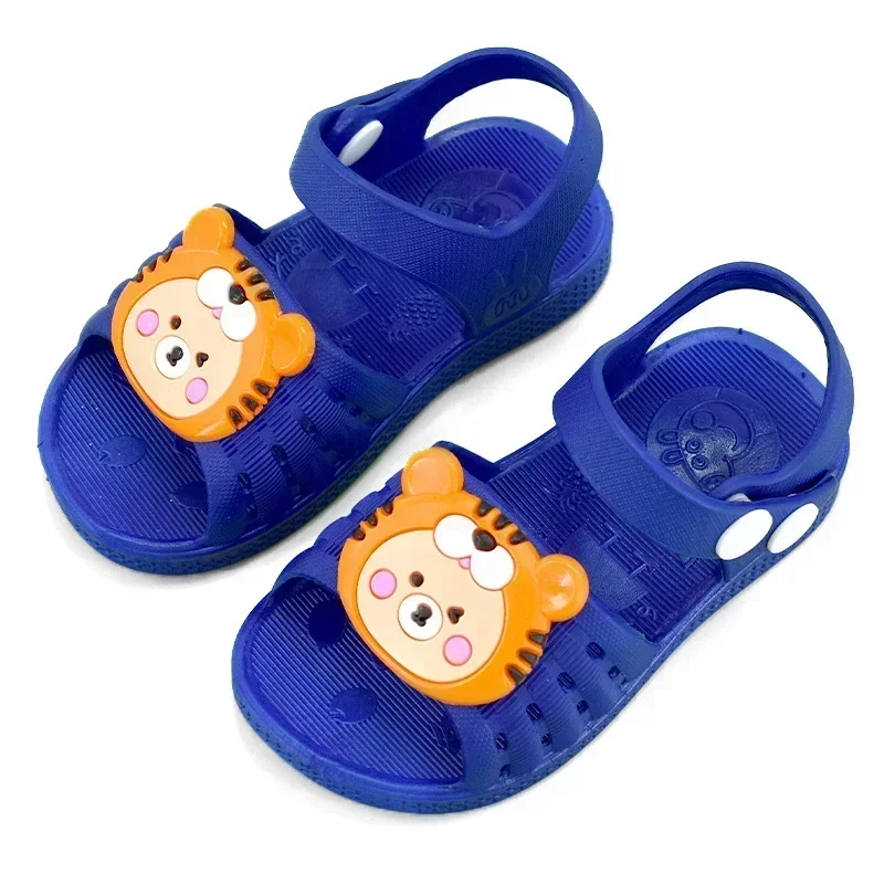 Scarpe per neonate sandali con foro 2023 nuove scarpe per bambini spiaggia Indoor carino antiscivolo sandali con fondo morbido sandali per bambini