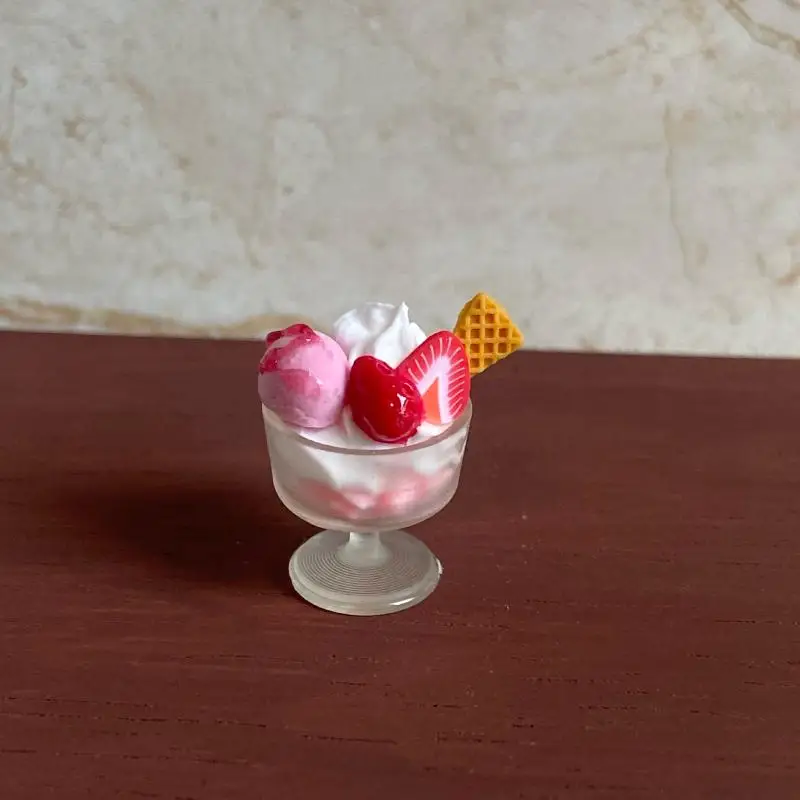 1/2/3/4/5Pcs Miniature Dollhouse อาหารของเล่นสตรอเบอร์รี่บอลสีชมพูถ้วยไอศกรีมรุ่น DIY ตกแต่งสําหรับตุ๊กตาอุปกรณ์เสริมเด็กของขวัญ