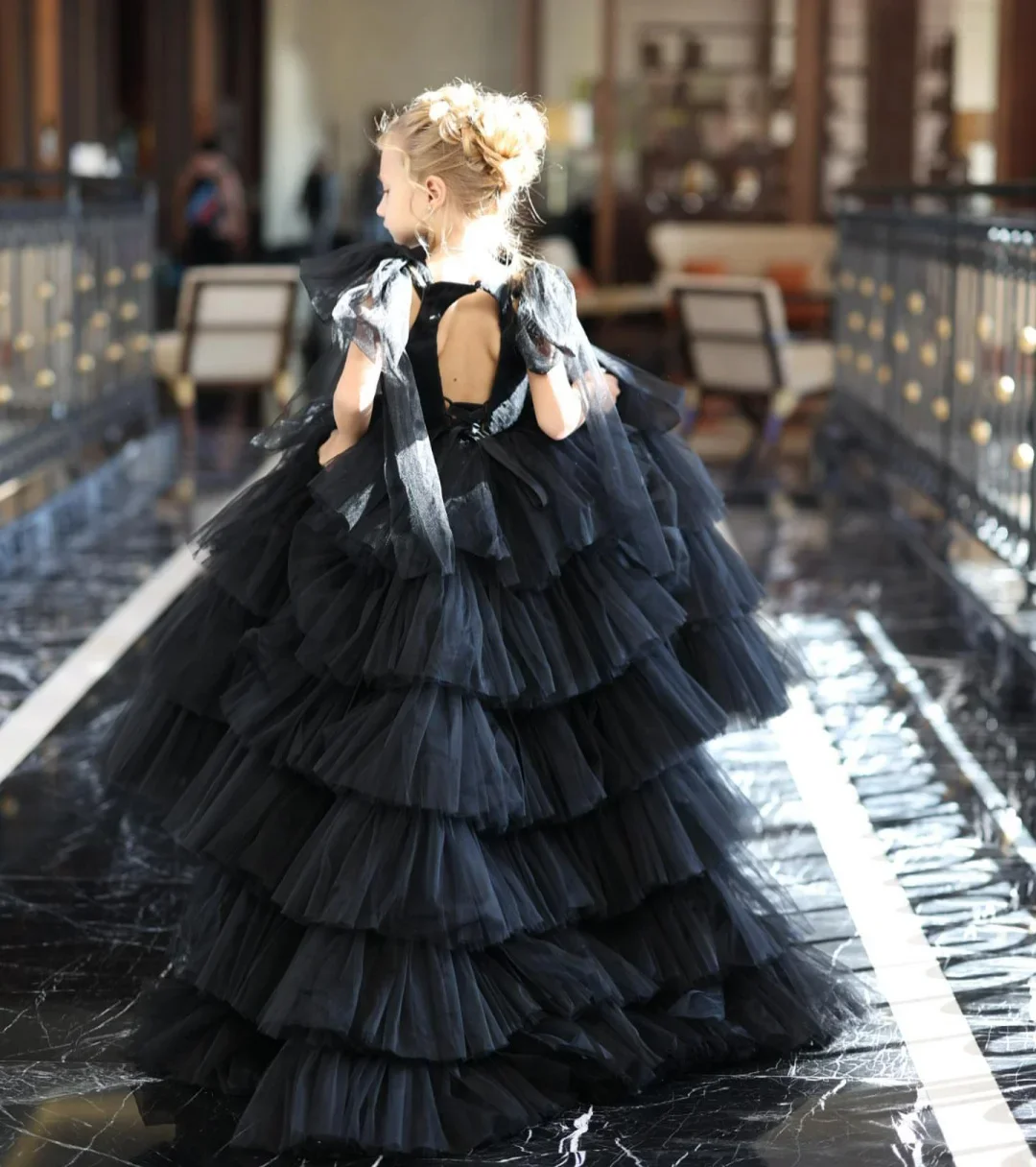 Schwarzes Schwan-Ballettmädchen, mehrlagiger Tüll, flauschiges, ärmelloses Blumenmädchenkleid für die Hochzeit, individuelle formelle Ballkleidung für Klavierauftritte