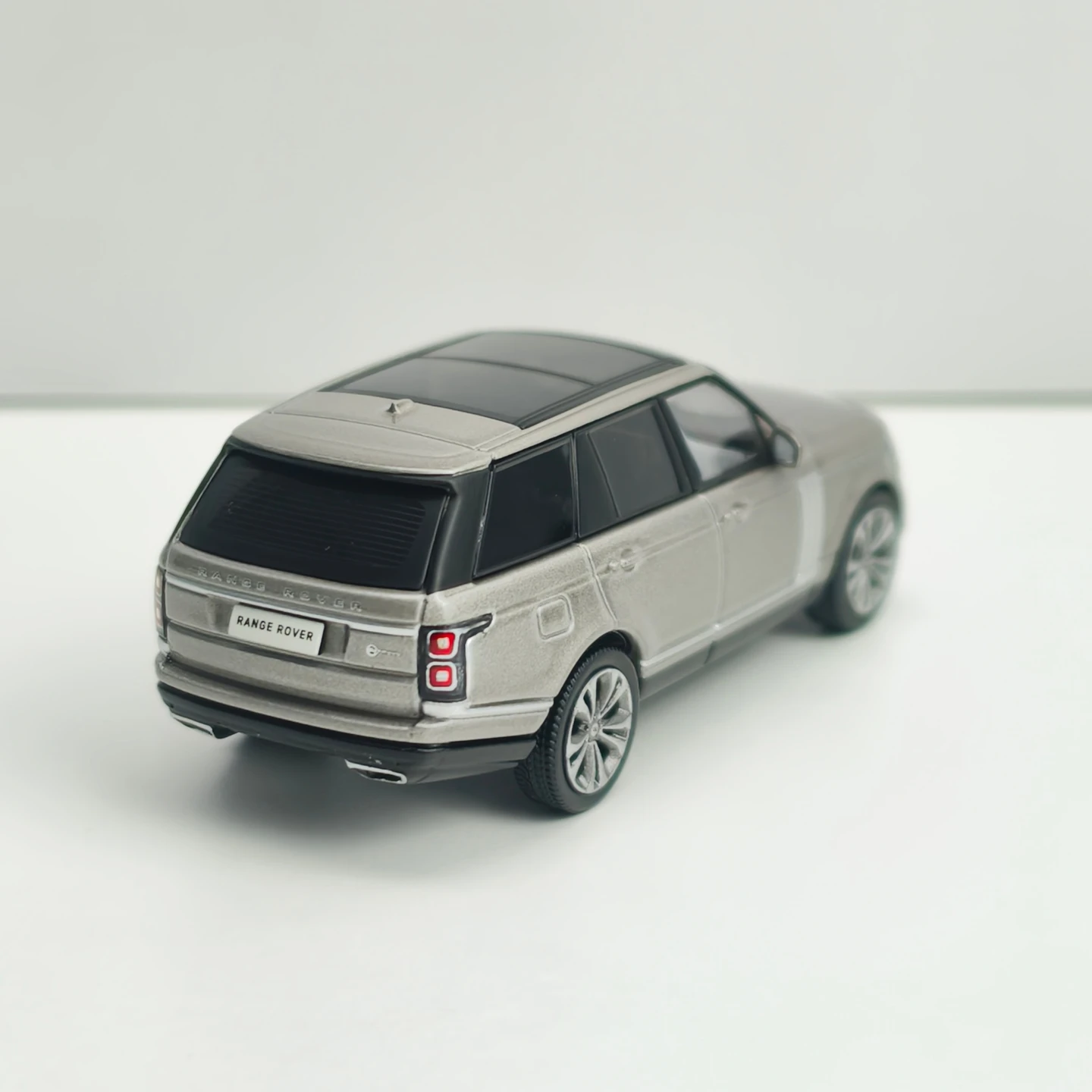 1: 64 simulation 2020 Land Rover Range Rover alloy off-road vehicle model car decoration collection gift desktop decoration