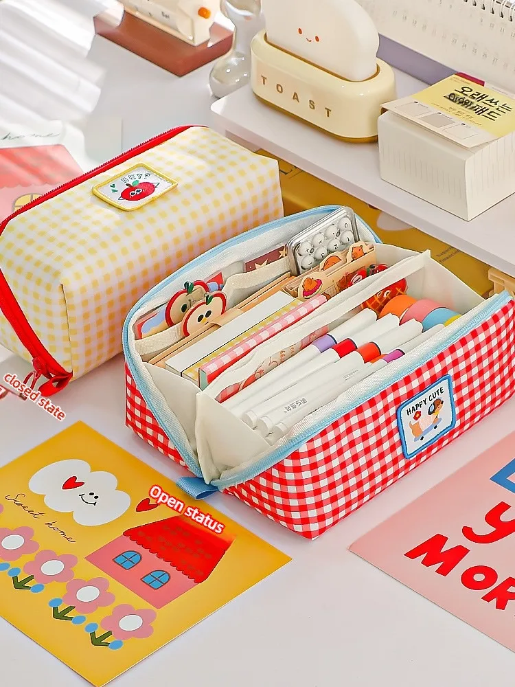 Niedliches kariertes Cartoon-Etui mit Apfelmotiv, großes Fassungsvermögen, Schreibwarentasche, ästhetisches Stiftetui für Schüler, Schule, Bürobedarf – Detail 11