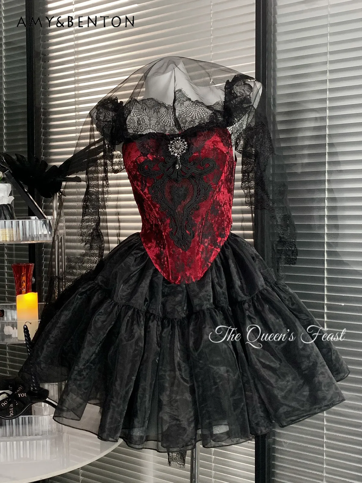

Women Gothic Red Velvet Small Flying Sleeve Corset Tops Black Lace Tiered Tulle Skirt Princess Halloween Party Costume