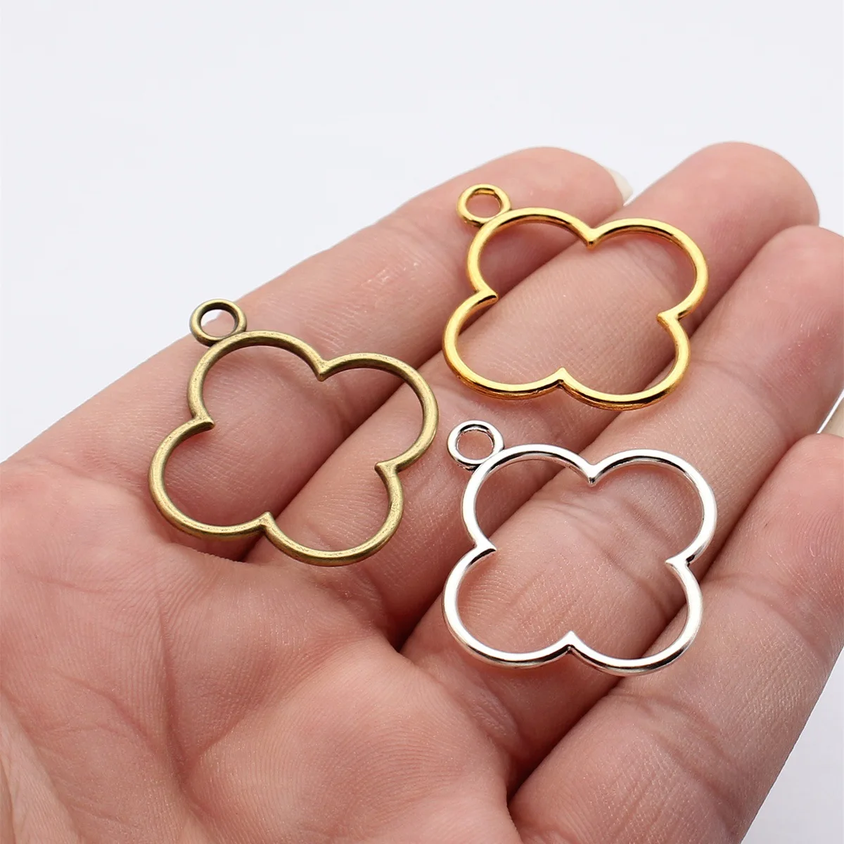 WYSIWYG 10pcs 37x32mm 3 Colors Hollowed-Out Geometric Flower Frame Pendant