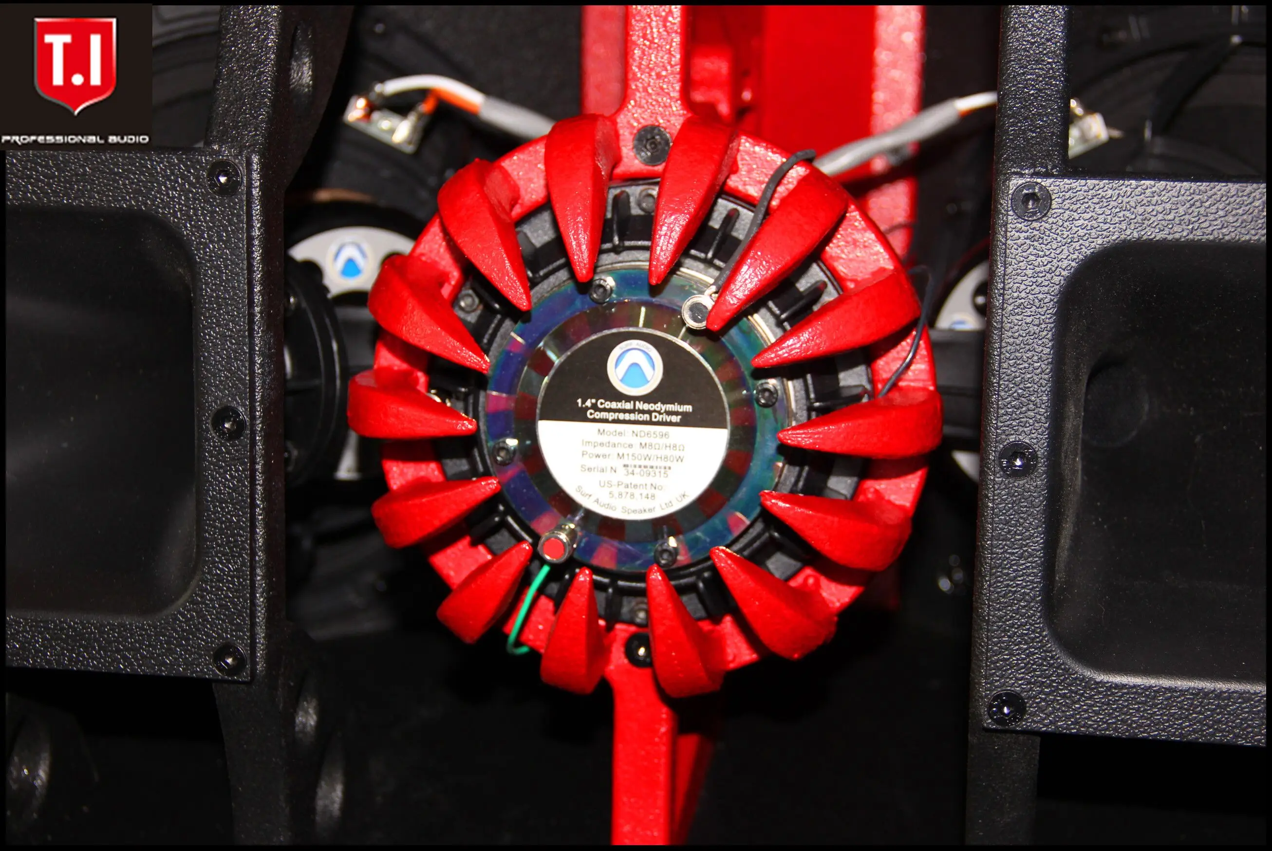 Speaker Audio Klub Berkualitas Tinggi T.I Wolf Club Series Dual 18'' Bass dengan Wolf Horn Wolf28 dan Wolf 28 Horn Sound untuk Klub