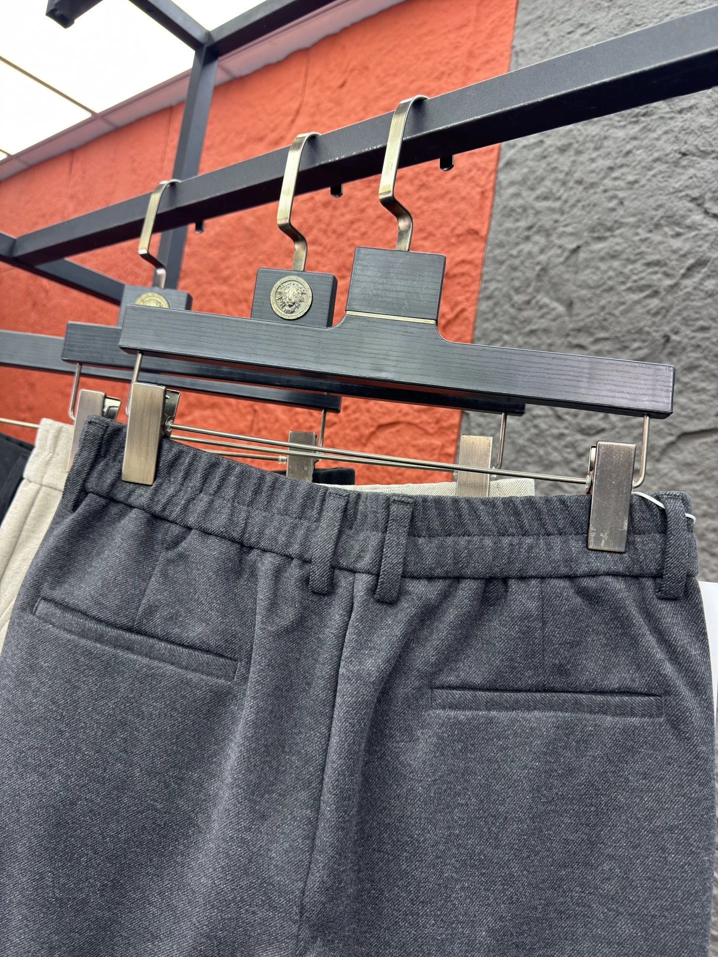 กางเกงขายาวทรงตรงลำลองสำหรับผู้ชาย บุขนด้านใน อุ่นสบาย เหมาะสำหรับฤดูใบไม้ร่วงและฤดูหนาว สีพื้น แบรนด์ Pampa& ผลิตจากโพลีเอสเตอร์ผสมคอตตอน...