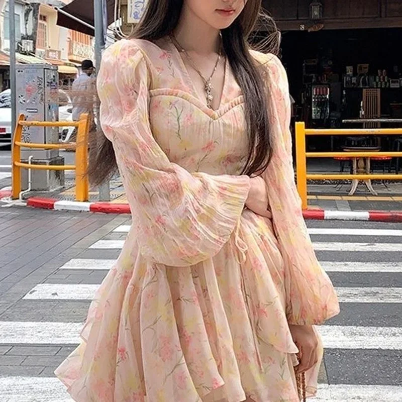 

Женское мини-платье с V-образным вырезом, длинным рукавом и цветочным принтом