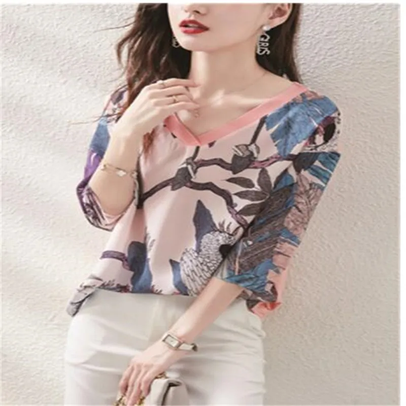 

2024 Pink printed silk short sleeve T-shirt Women's 2023 Summer Korean version loose V-neck fashion sleeves with seven points