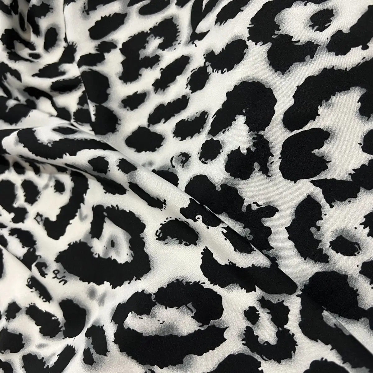 Thin White Background Black Leopard Print Fabric Soft Polyester Fabric For Summer Dress 3 Meter