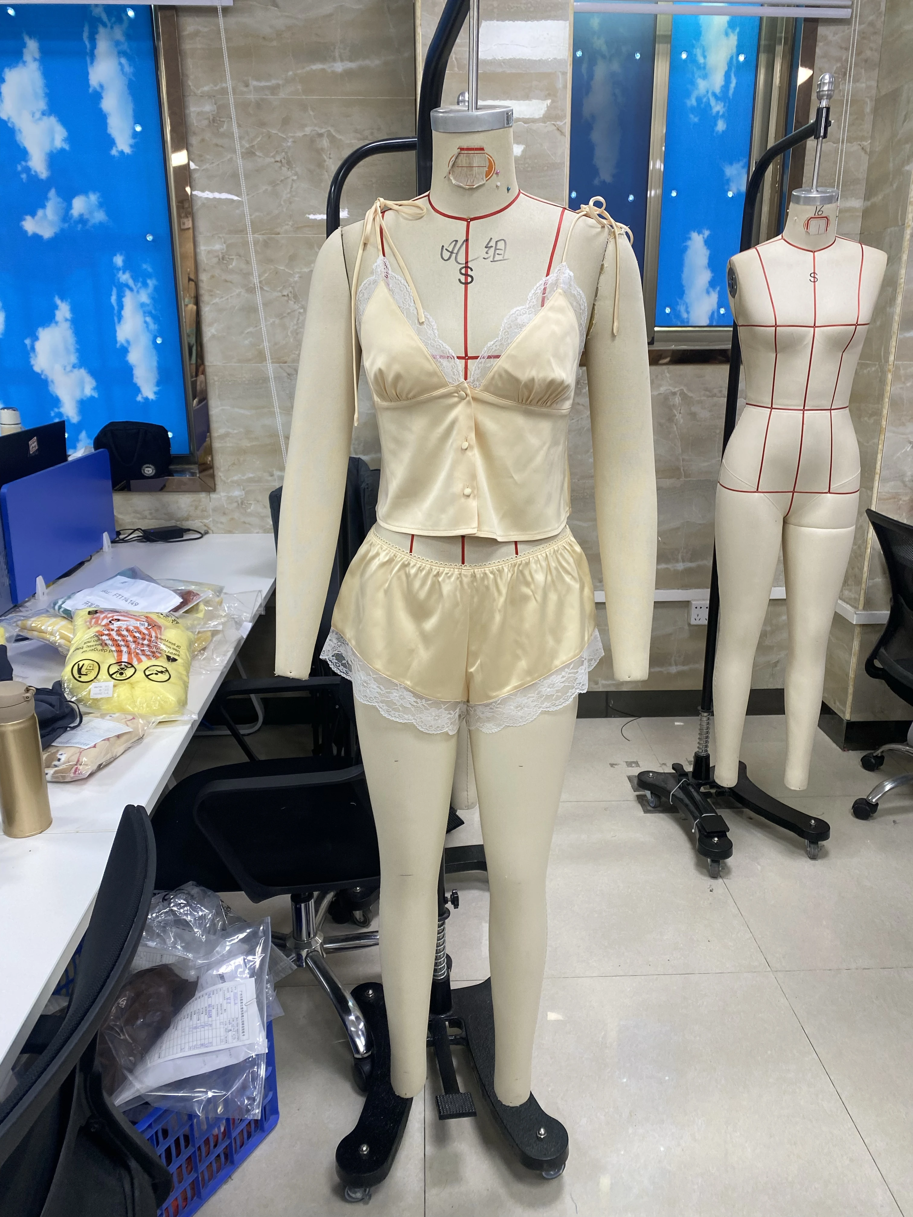 طقم بيجامة نسائي صيفي قطع علوية كامي مزخرفة بالدانتيل وسروال قصير بخصر مطاطي مكون من قطعتين ملابس نوم